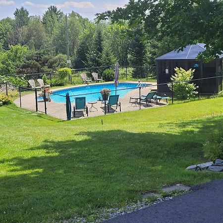 Auberge Aux Deux Pères Magog Exterior foto