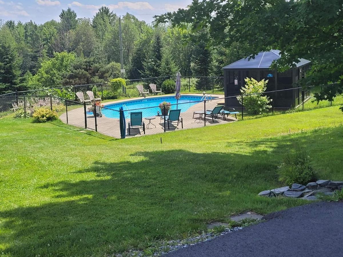 Auberge Aux Deux Pères Magog Exterior foto